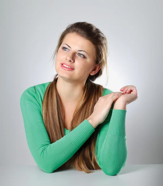 Mujer joven sentada — Foto de Stock