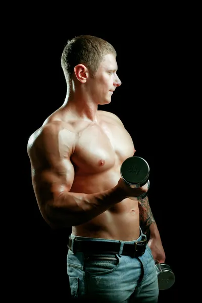 Мускулистый человек тренируется — стоковое фото