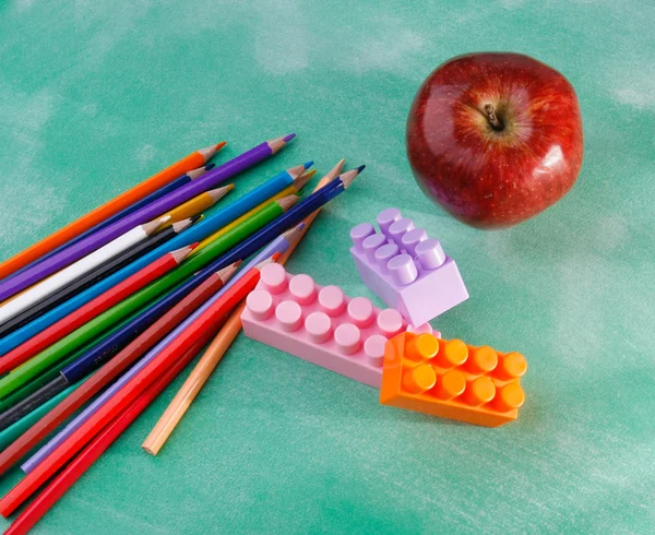 Lápices y manzana — Foto de Stock