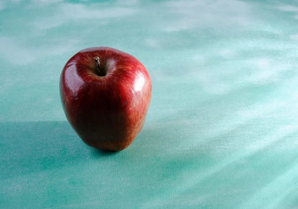 Primer plano de una manzana roja —  Fotos de Stock