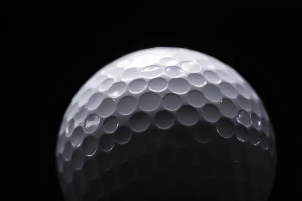 Um close-up de uma bola de golfe — Fotografia de Stock