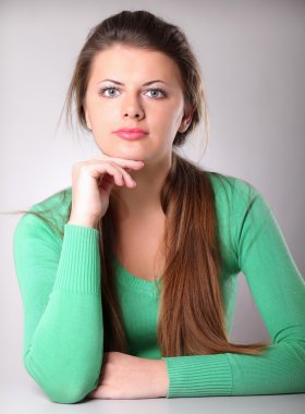 oturan bir genç kadın