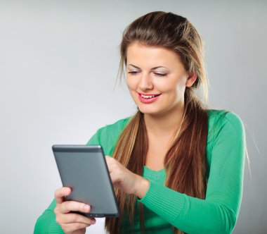 bilgisayar uçak-tablo tutan kadın