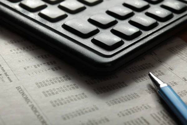 Close-up de caneta e calculadora — Fotografia de Stock