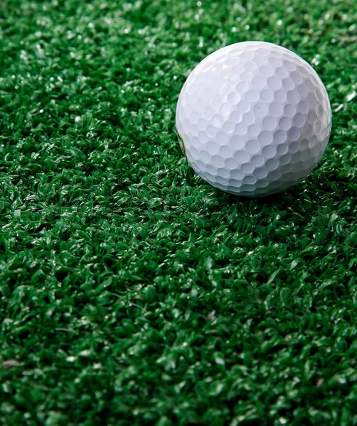 Golf ball ower green grass — Stock Photo, Image