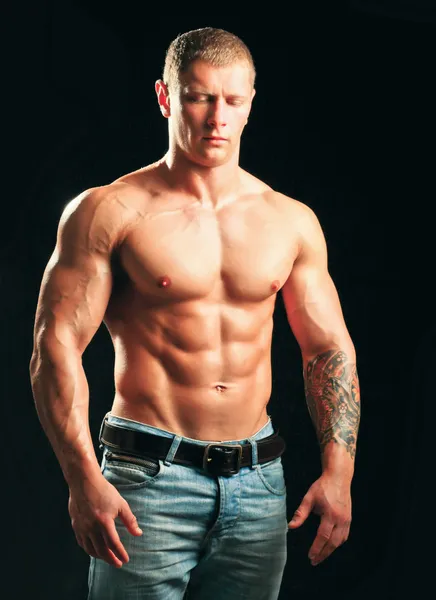 Sano muscolare giovane uomo — Foto Stock