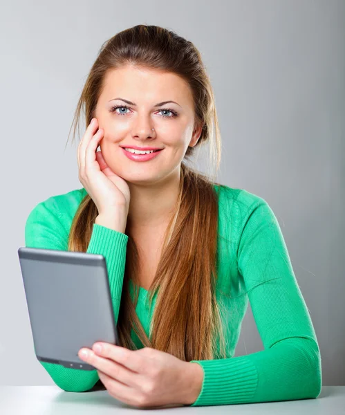 Frau sitzt mit Computerflugzeug-Tisch — Stockfoto