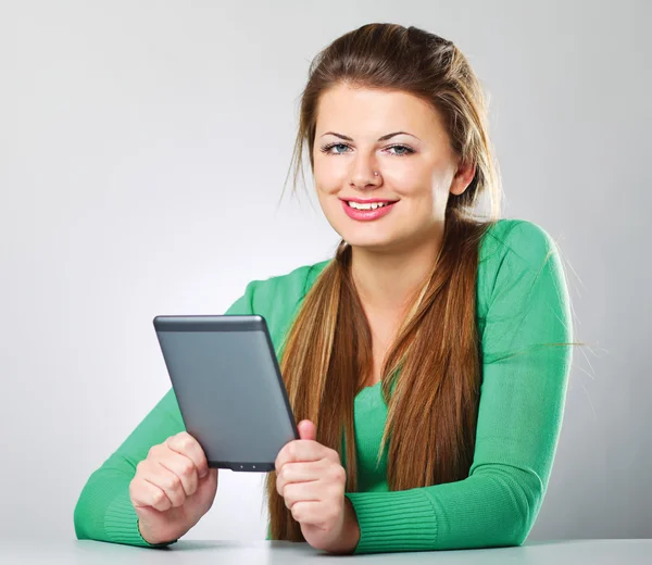 Mujer sentada sosteniendo la computadora de mesa plana —  Fotos de Stock