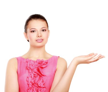 bir şeye işaret eden genç bir kadın