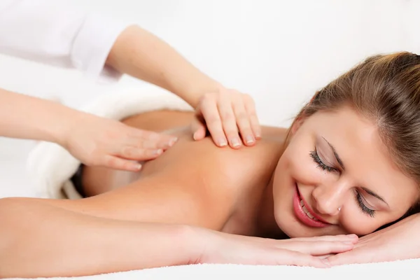 Atractiva joven mujer recibiendo masaje —  Fotos de Stock