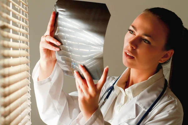 Vrouw staat in het kantoor in de buurt van venster — Stockfoto