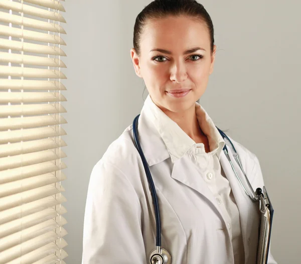 Kvinna läkare står på kontoret — Stockfoto