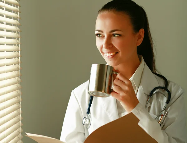 Vrouw arts is permanent in het kantoor — Stockfoto
