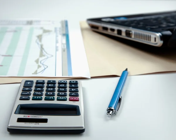 Taschenrechner, Stift, Ordner mit Dokumenten, Laptop — Stockfoto