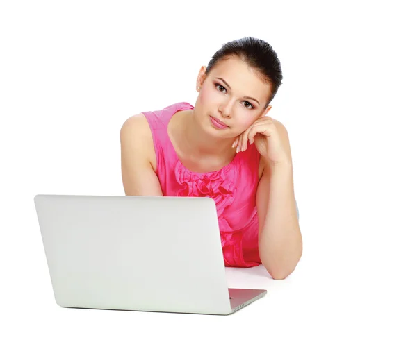美しい若い女性はノート パソコンで床に横たわって — ストック写真