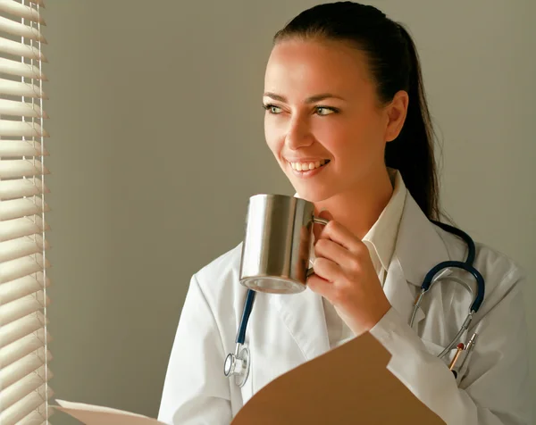 Kvinna läkare står på kontoret — Stockfoto