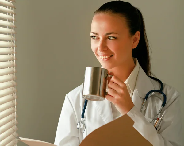 Femme médecin est debout dans le bureau — Photo