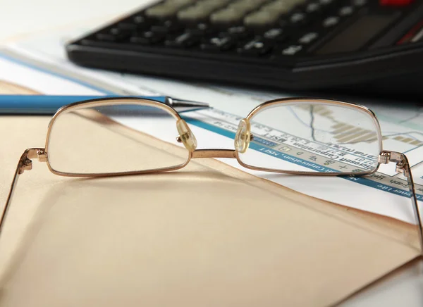 Taschenrechner, Mappe mit Papier, Stift und Brille — Stockfoto