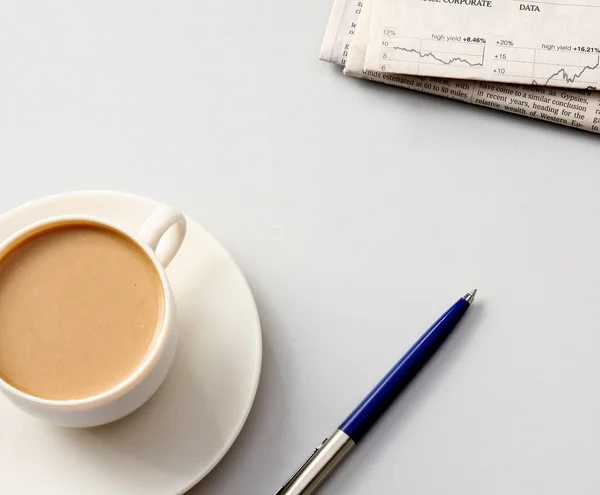 Xícara de café perto da imprensa — Fotografia de Stock