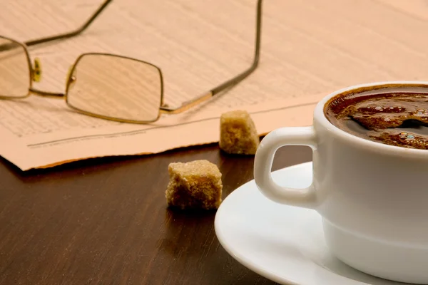 Xícara de café e jornal — Fotografia de Stock