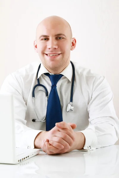 En manlig läkare på sin arbetsplats — Stockfoto