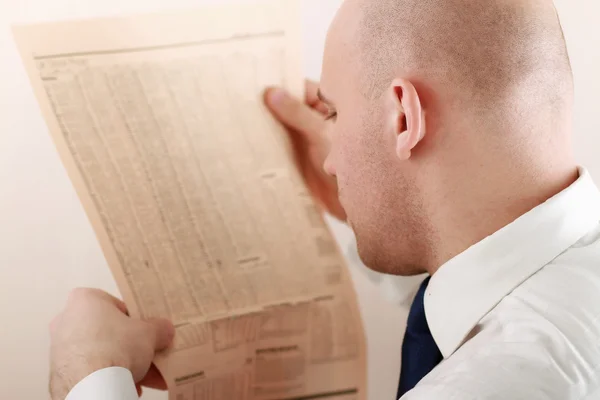 Ein Geschäftsmann liest eine Zeitung — Stockfoto