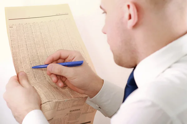 Een zakenman die een krant leest — Stockfoto