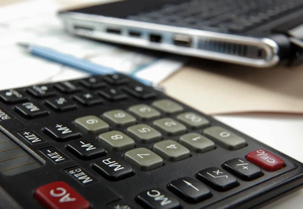 Калькулятор, ручка, папка с документами, ноутбук — стоковое фото
