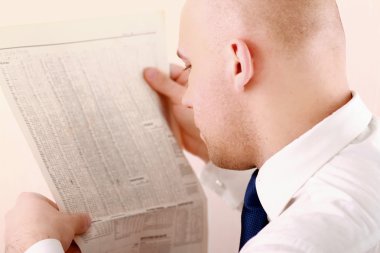 Gazete okuyan bir işadamı.