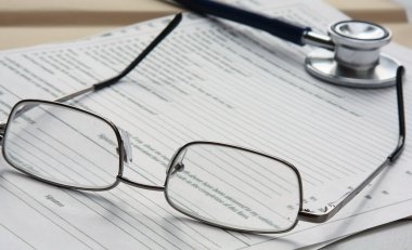 steteskop, kağıtları ve gözlük ile klasör