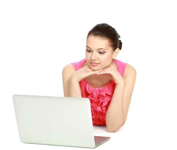 Vrouw liggen op de vloer met een laptop — Stockfoto