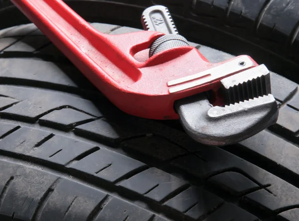 Wheel and Tools — Stock Photo, Image