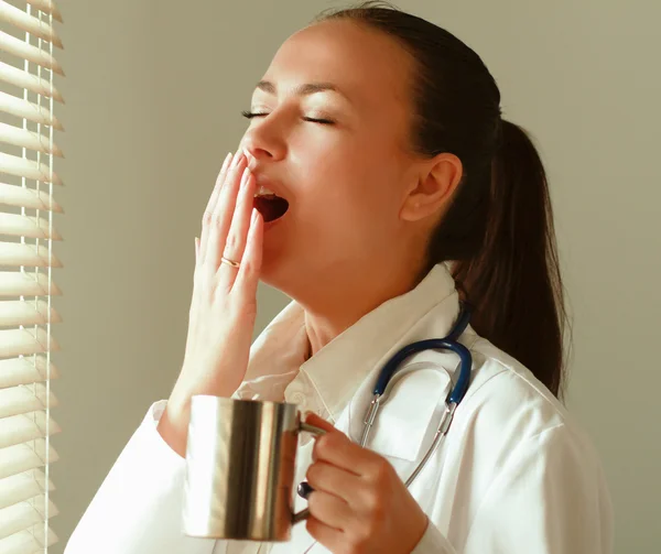 La doctora está parada en el consultorio. — Foto de Stock