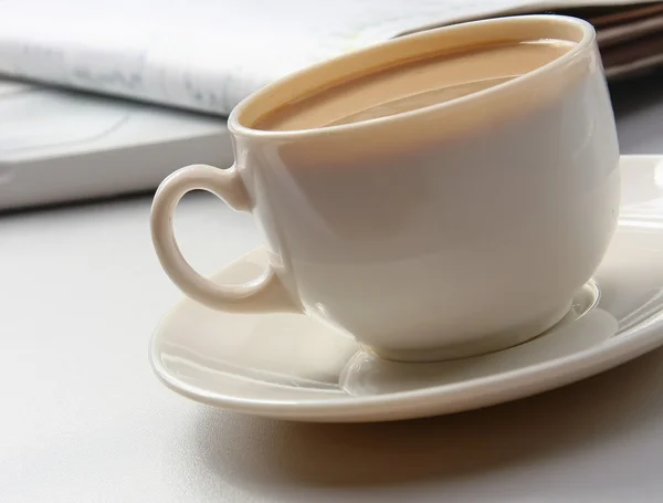 Tasse Kaffee in der Nähe der Presse — Stockfoto