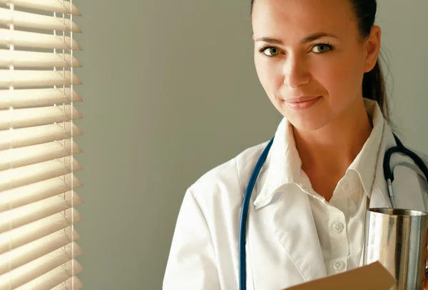 Femme médecin est debout dans le bureau — Photo