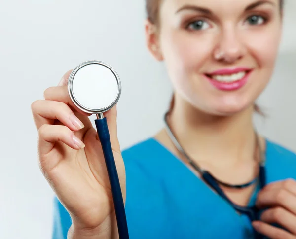 Un médecin écoute avec un stéthoscope — Photo