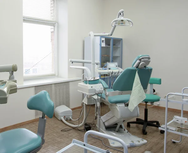 Стул современного стоматолога — стоковое фото