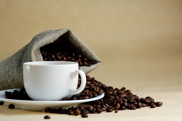 Kahve taneleri üzerinde kahve bardağı — Stok fotoğraf