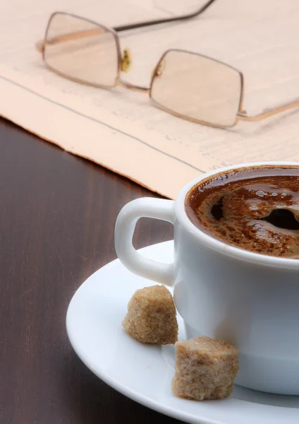 Taza de café y periódico —  Fotos de Stock