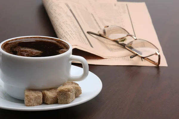 Xícara de café perto da imprensa — Fotografia de Stock