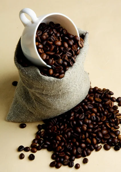 कॉफी अनाज पर कॉफी से कप — स्टॉक फ़ोटो, इमेज