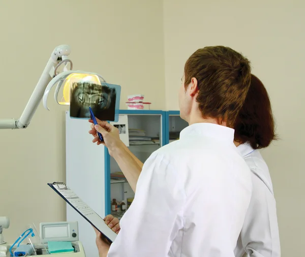 A dentist holding an x-ray — Stock Photo, Image