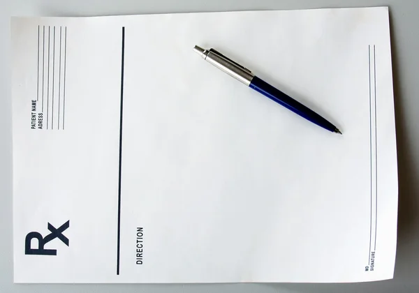 Una pluma azul en una prescripción de rx — Foto de Stock