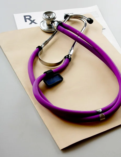 Gros plan d'un stéthoscope sur ordonnance — Photo