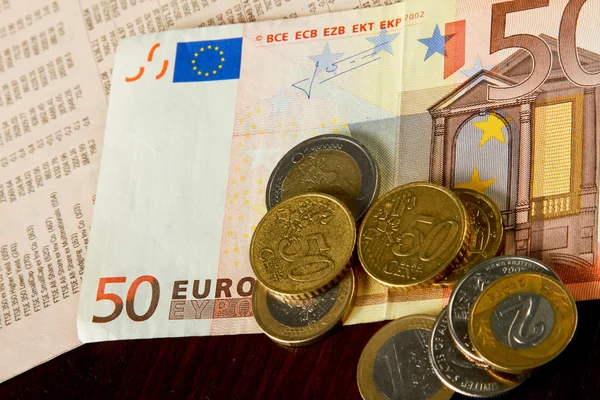 Dinero: monedas y billetes en euros — Foto de Stock