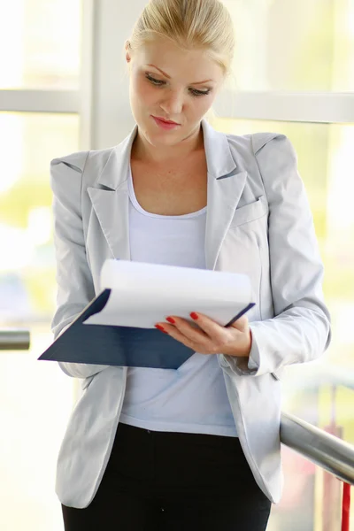 Business woman with folder — Stock Photo, Image