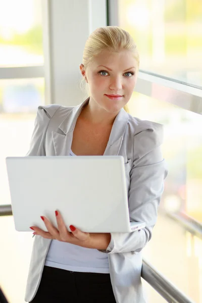 Jonge vrouw met laptop. — Stockfoto