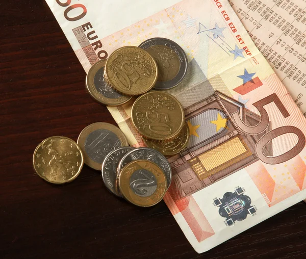 Dinero: monedas y billetes en euros — Foto de Stock