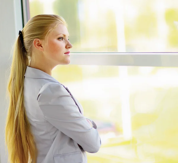 Mujer de negocios en edificio moderno — Foto de Stock