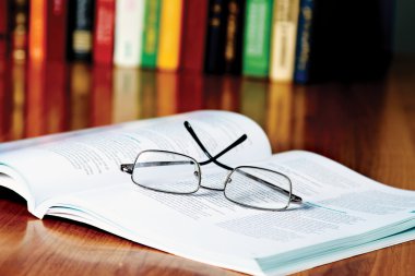 Masanın üzerine gözlük ile kitap